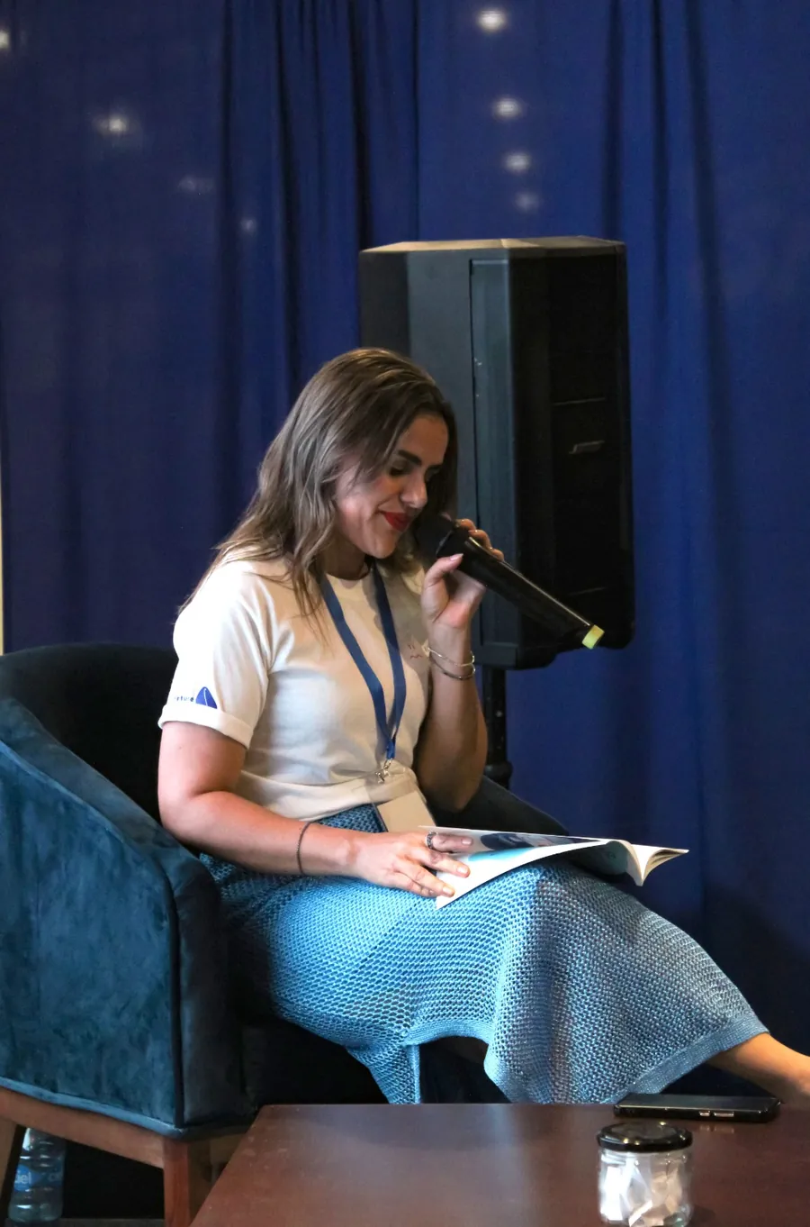 Lectura en voz alta de un cuento de Fortune Cookie durante una presentación